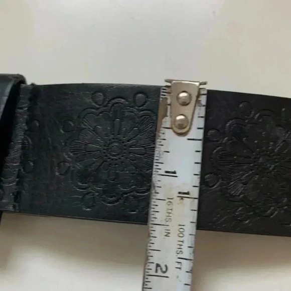Source  Unknown faux leather belt w embossed floral motif and silver buckle - Picture 8 of 9